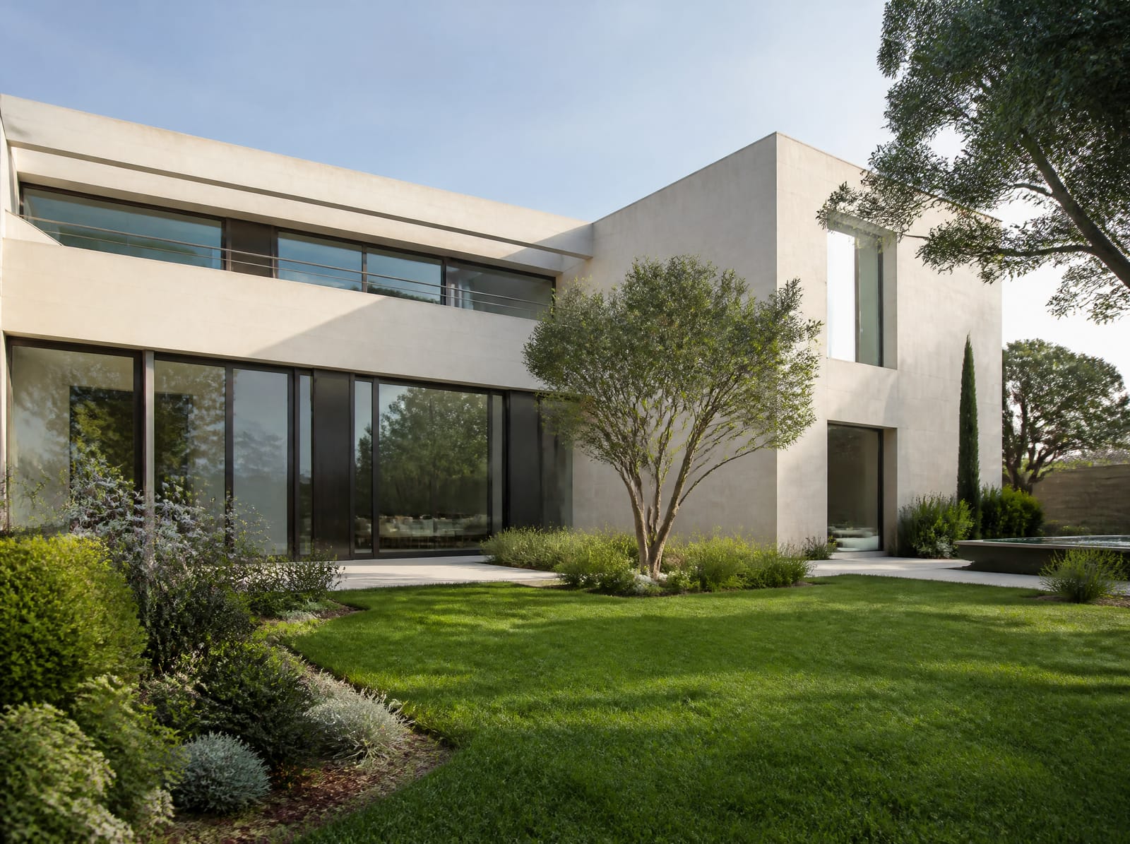 Maison contemporaine posée dans le paysage